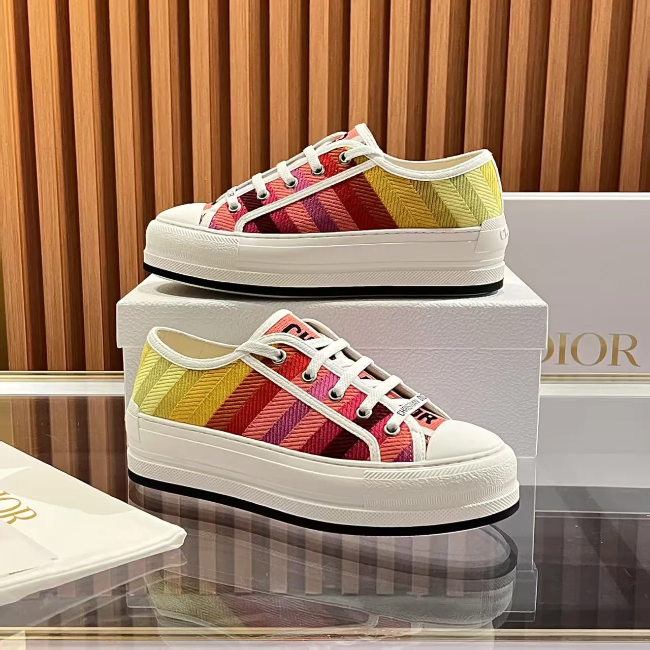 👟👟Ex-factory price 520👟👟 Walk‘n’Dior embroidered mid-top casual shoes are new in 2025. On the fashion stage, Dior embroidered shoes are the well-deserved protagonist. Delicate stitching is used on the upper, every stitch is devoted to the craftsman's efforts, and every thread is woven with artistic poetry. From complex floral patterns to smart geometric textures, embroidery is like the magic that gives shoes life, allowing them to show dynamic beauty even in static conditions.   Wearing Dior embroidered shoes feels like stepping into a dream world full of art. It is not only a pair of shoes, but also a walking piece of art that perfectly integrates fashion and culture. Whether you are strolling on the bustling city streets or attending important social occasions, Dior embroidered shoes can add unique charm to your style and become the focus of everyone's attention.   Choosing Dior embroidered shoes means choosing a persistent pursuit of quality and a unique understanding of fashion. Let it accompany you through every wonderful moment and leave your own fashion mark.  Material: Sheepskin lining, feet, silk cowhide, size 35-41, heel height 5cm